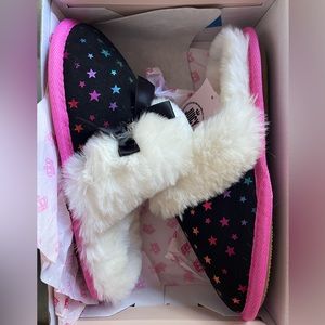 Girls slippers size 4/5